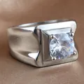 Anillo punk retro de acero inoxidable con banda ancha y una gran piedra blanca - US 8 / Color acero