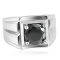 Detalle macro de anillo de acero para hombre con piedra negra y banda de textura - 7 / Piedra Negra Acero