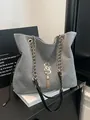 Silberne Glitzer-Tragetasche mit goldenem SS-Logo, Kettendetail und Lederriemen - Grau