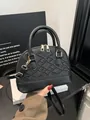 Elegante schwarze Muscheltasche mit Stickerei und goldenen Beschlägen Detail - Schwarz