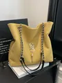 Funkelnde gelbe Tragetasche mit Kettenriemen und goldenem S-Link Quasten-Detail - Gelb