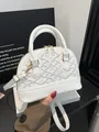 Weiße bestickte Muschel-Handtasche mit goldenen Reißverschlüssen und Schultergurt für Damen - Weiß