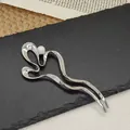 Dettaglio di un fermaglio per capelli a U argento con una perla bianca lucida - Stile Nuvola Argento