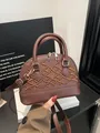 Braune Muscheltasche mit Vintage-Stickerei und Kronenlogo aus hochwertigem Kunstleder - Braun