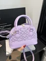 Elegante lavendelfarbene Muscheltasche aus Kunstleder mit Stickerei und Goldbeschlägen - Lila