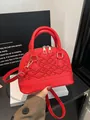 Elegante rote Muscheltasche mit Stickerei und verstellbarem Lederriemen für Damen - Rot