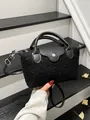 Schwarze flauschige Tasche aus Lammfell-Imitat mit Lederbesatz und Schultergurt - Schwarz
