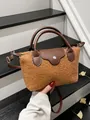 Braune Plüsch-Tasche mit Lederdetails und silbernem Verschluss auf Steintreppen - Hellbraun