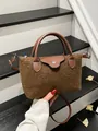 Braune Plüsch-Beuteltasche mit Ledergriffen und verstellbarem Schultergurt für Damen - Braun