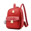 Eleganter roter Rucksack aus PU-Leder mit Webstruktur, Goldschnalle und Plüschanhänger - Rot