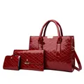 Dreiteiliges dunkelrotes Lackleder-Handtaschen-Set mit Steppmuster und Goldbeschlägen - Rot