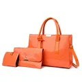Dreiteiliges orangefarbenes Lackleder-Handtaschen-Set mit Steppmuster und Gold-Details - Gelb