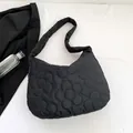 Schwarze Wolkentasche mit Blumensteppung und leicht gepolstertem Schultergurt für Damen - Schwarz