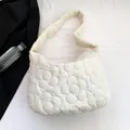 Weiße Wolken-Tasche mit Blumensteppung und weichem, breitem Schultergurt - Weiß