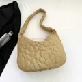 Beige gesteppte Cloud Bag mit großem Blumenmuster und leichtem Design für Damen - Khaki