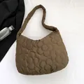 Grande borsa a nuvola marrone trapuntata a fiori con design morbido a tracolla - Marrone
