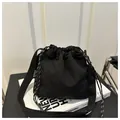 Minimalistische schwarze Nylon-Beuteltasche mit Faltenoptik und stilvollem Kordelzugband - Style Without Charm / Schwarz (Ohne Anhänger)