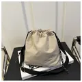 Elegante borsa a secchiello beige con trama a pieghe e tracolla nera regolabile - Cachi (Senza Ciondolo)