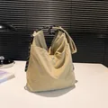 Minimalistische beige Nylon-Umhängetasche mit stilvollem schwarz-weiß gewebtem Gurt - Khaki