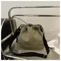 Borsa a secchiello in nylon verde militare con coulisse e tracolla regolabile - Verde (Senza Ciondolo)