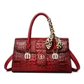 Elegante tiefrote Handtasche mit Krokomuster, Goldschließe und Leoparden-Schal-Detail - Rot