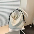 Minimalistische cremeweiße Nylon-Tragetasche mit modischem schwarz-weißem Seilschultergurt - Weiß