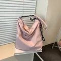 Rosa Nylon-Tragetasche mit schwarz-weiß gewebtem Riemen und Metallschnalle - Rosa