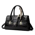 Schwarze Handtasche mit Krokodilprägung, Leoparden-Seidentuch und goldenem Verschluss - Schwarz
