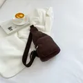Dunkelbraune Cord-Brusttasche mit verstellbarem Riemen und strukturierter Samt-Oberfläche - Braun
