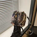 Dettaglio della borsa a secchiello tessuta con motivi geometrici e chiusura a coulisse - Stile 6