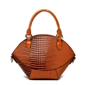 Orangebraune Henkeltasche mit Krokodilprägung und einer einzigartigen Muschelform - Mittel / Orange
