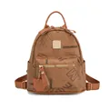 Brauner Mini-Rucksack aus Kunstleder mit Allover-Buchstabendruck und goldenem Metallemblem - Einheitsgröße / Braun
