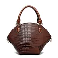 Braune Handtasche mit Krokodilstruktur, halbrundem Design und goldenen Metallschnallen - Mittel / Braun