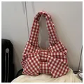 Detalle del bolso tote de cuadros vichy rojos y blancos con un gran lazo decorativo - Cuadros Rojos