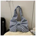 Detalle del bolso tote de cuadros vichy azules con lazo grande y asa con nudo chic - Azul a Cuadros