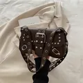 Dunkelbraune Punk-Stil Nieten-Umhängetasche aus Leder mit silbernen Ösen am Gurt - Braun