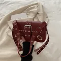 Vintage-Punk-Schultertasche in Dunkelrot aus Kunstleder mit silbernen Ösendetails - Rot