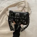 Schwarze Umhängetasche im Punk-Stil mit silbernen Nieten und Ösen im Y2K-Design - Schwarz