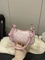 Rosa-weiße karierte Hobo-Tasche mit Knotengurt aus Leder und Fashion-Schriftzug - Rosa