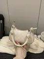 Schicke beige karierte Halbmond Handtasche mit Knotengriff und silbernen Metalldetails - Weiß