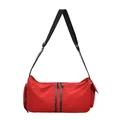 Detalle de bolsa de viaje roja cilíndrica con doble cremallera y correa ajustable - Rojo