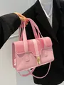 Rosafarbene minimalistische Tragetasche mit Webelementen und Goldschnalle am Model - Rosa