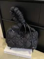 Schwarze gesteppte Puffer-Tasche mit gerauschtem Griff und verstellbarem Gurt - Schwarz