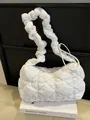 Weiße Stepptasche mit Rüschenriemen und Bubble-Struktur aus Nylon-Gewebe - Weiß