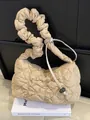 Beige gesteppte Nylon Cloud Bag mit gerafftem Scrunchie-Riemen und Tunnelzug-Detail - Khaki