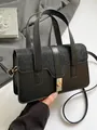 Elegante schwarze Lederhandtasche mit glitzernder Klappe und goldenem Metalldrehverschluss - Schwarz
