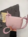Rosa Umhängetasche mit strukturiertem Leder, Knotengurt und silbernem Reißverschluss - Rosa