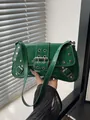Smaragdgrüne Lackleder Schultertasche im Y2K-Stil mit silbernen Nietendetails - Grün