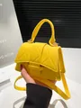 Gelbe Mini-Filzhandtasche mit Rautensteppung, Tragegriff und Schultergurt in moderner Optik - Gelb