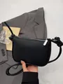 Schwarze Umhängetasche aus Leder mit Litschi-Struktur, Silberreißverschluss und Knoten - Schwarz